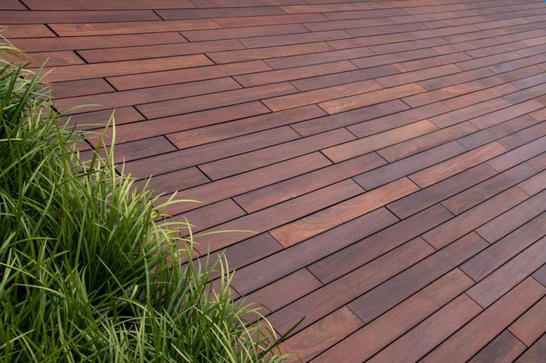 Bois massif ou composite, quelle terrasse choisir près de Besançon ?