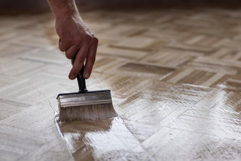 Une finition à l'huile transforme l'aspect d'un parquet à Besançon